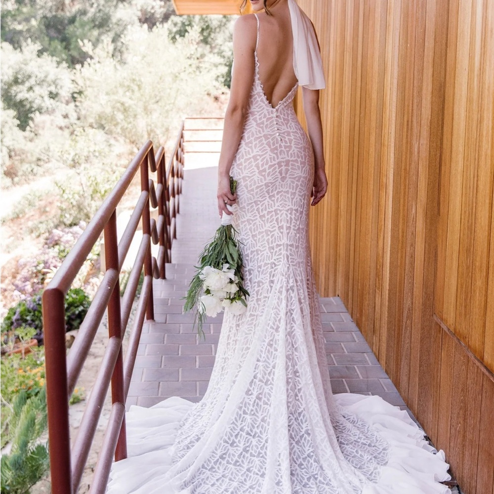 Elegant White Lace Wedding Dress